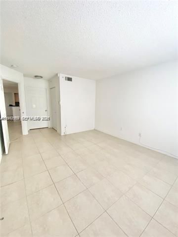 Active With Contract: $1,590 (1 beds, 1 baths, 793 Square Feet)