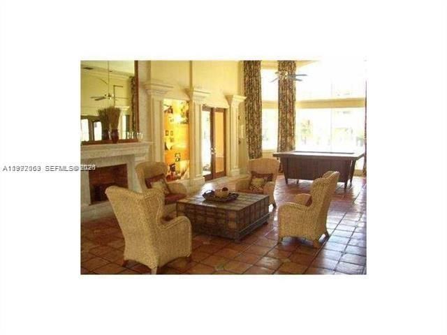 Active With Contract: $1,590 (1 beds, 1 baths, 793 Square Feet)