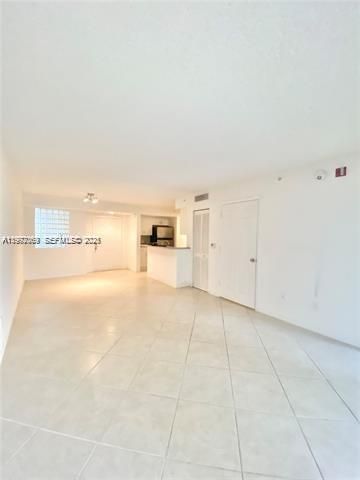 Active With Contract: $1,590 (1 beds, 1 baths, 793 Square Feet)