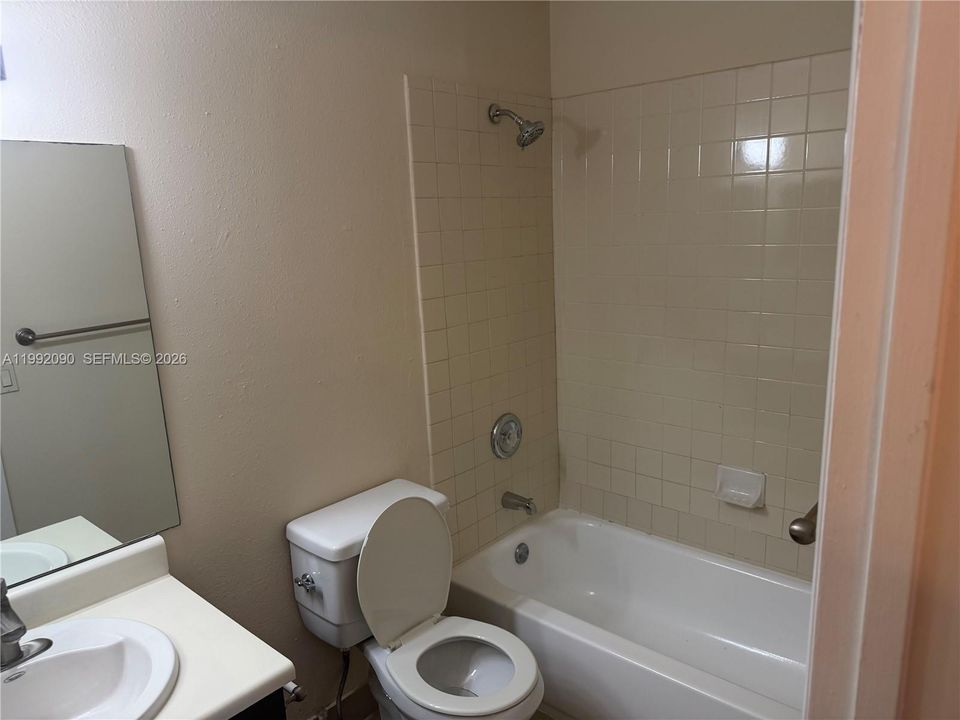 Activo con contrato: $1,850 (2 camas, 1 baños, 863 Pies cuadrados)