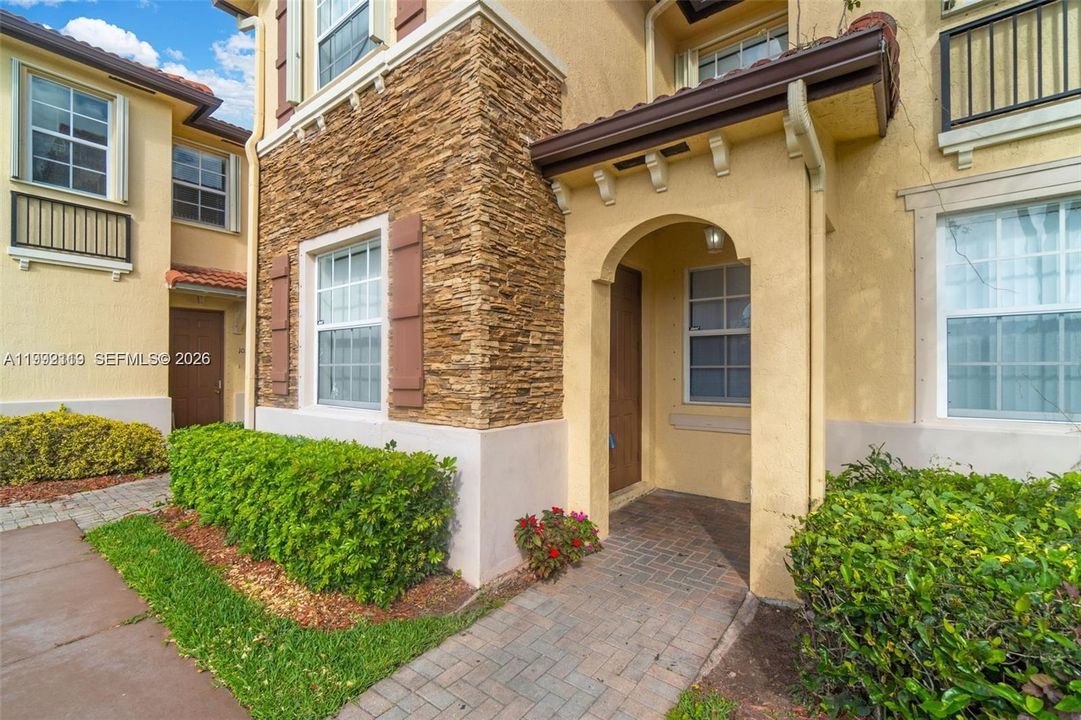 En Venta: $279,000 (3 camas, 2 baños, 1169 Pies cuadrados)