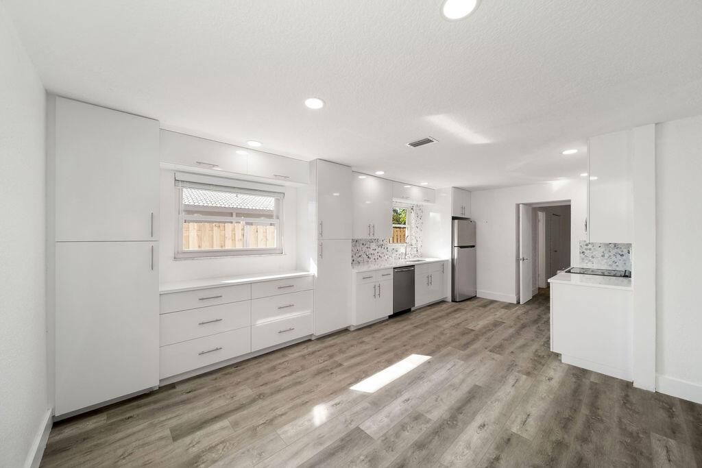 Kitchen with tiled backsplash