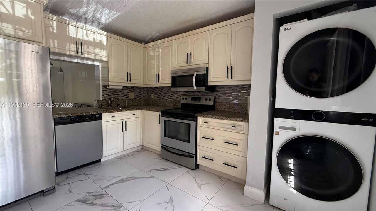 For Sale: $259,000 (2 beds, 2 baths, 1150 Square Feet)