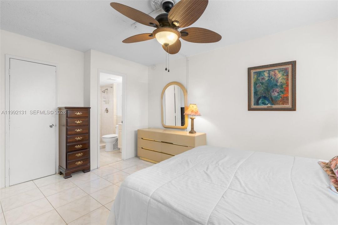 待售: $179,900 (2 贝兹, 2 浴室, 904 平方英尺)