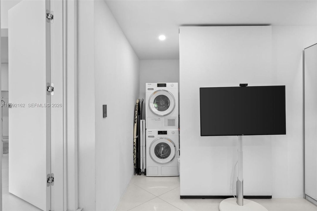 Active With Contract: $3,150,000 (4 beds, 3 baths, 2314 Square Feet)