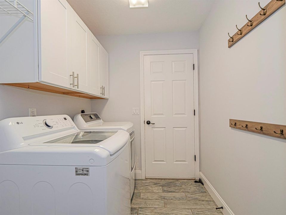 Laurel Point Laundry room