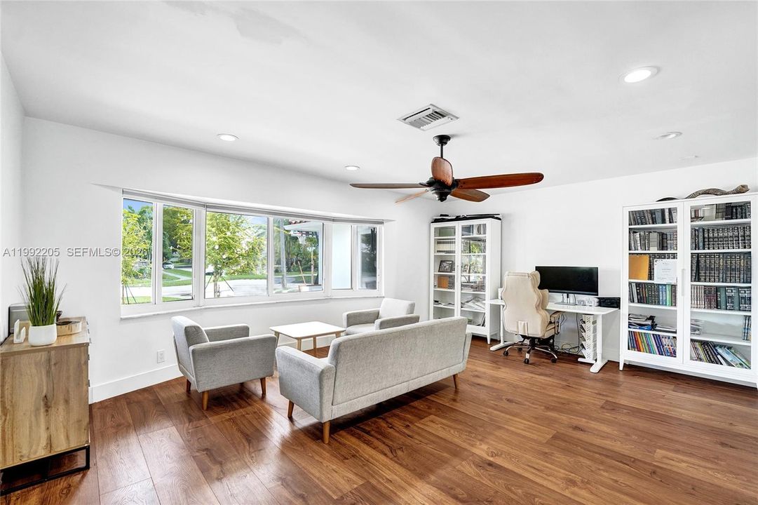Vendido Recientemente: $1,690,000 (6 camas, 3 baños, 3405 Pies cuadrados)