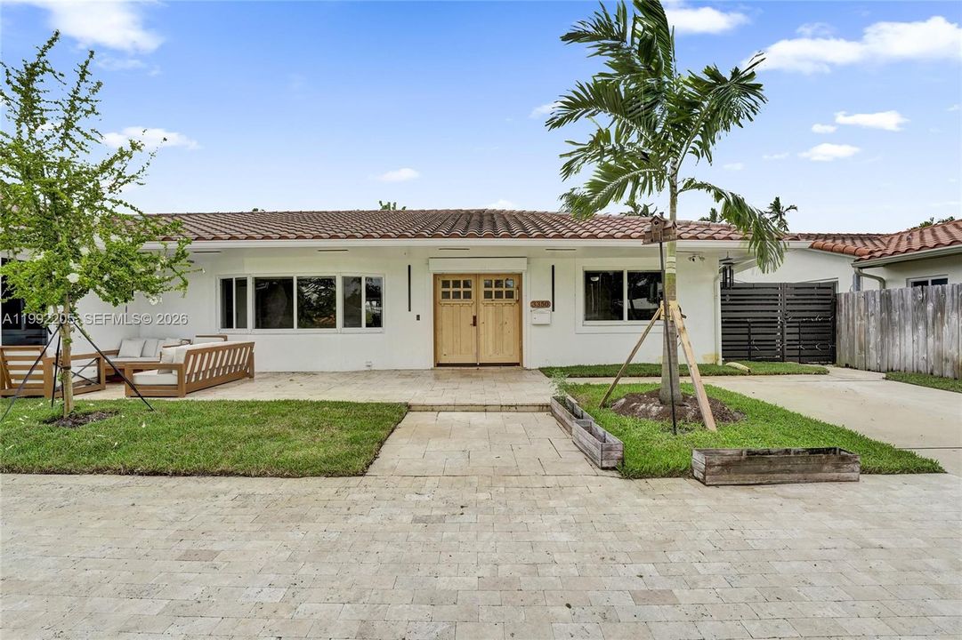 Vendido Recientemente: $1,690,000 (6 camas, 3 baños, 3405 Pies cuadrados)