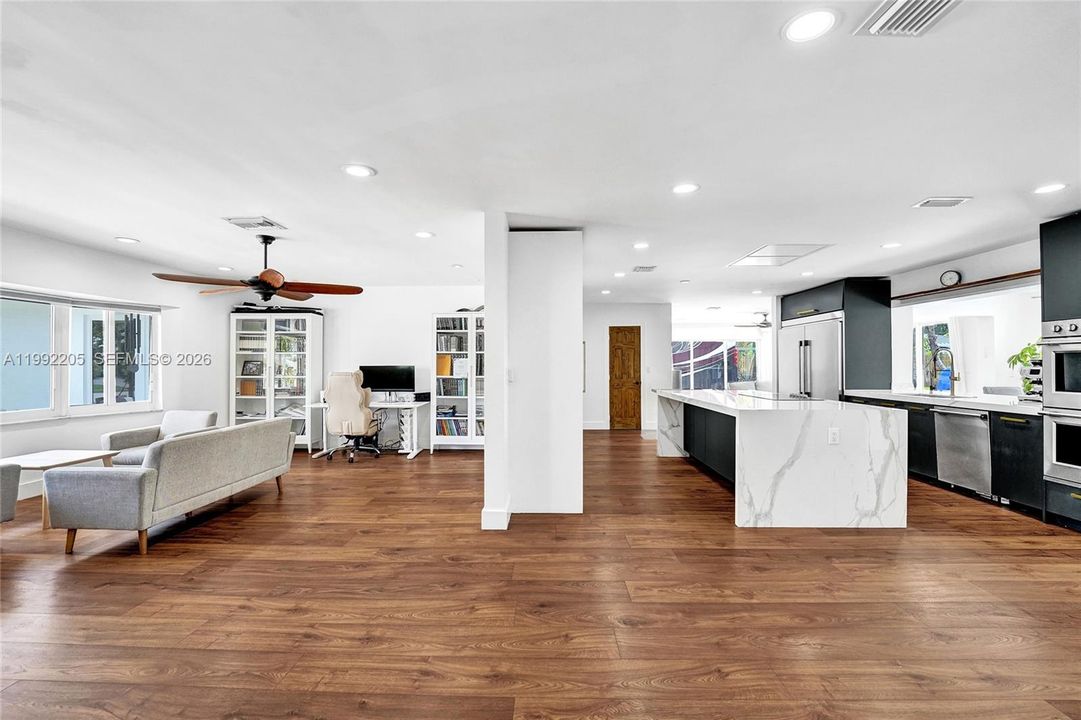 Vendido Recientemente: $1,690,000 (6 camas, 3 baños, 3405 Pies cuadrados)