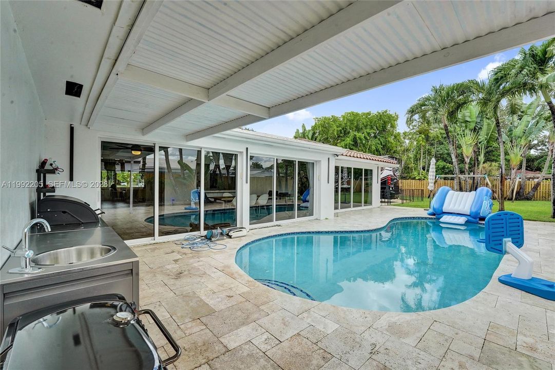 Vendido Recientemente: $1,690,000 (6 camas, 3 baños, 3405 Pies cuadrados)