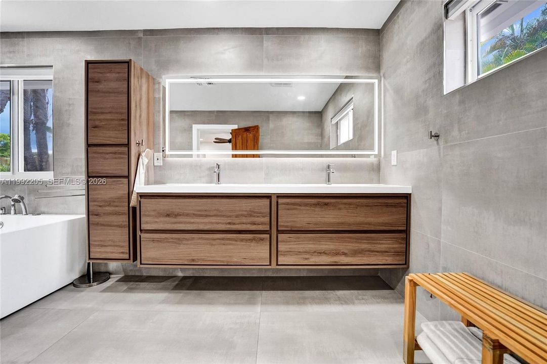 Vendido Recientemente: $1,690,000 (6 camas, 3 baños, 3405 Pies cuadrados)