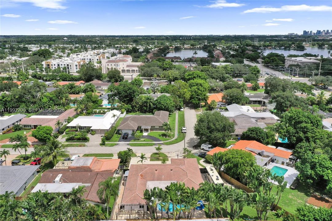 Vendido Recientemente: $1,690,000 (6 camas, 3 baños, 3405 Pies cuadrados)