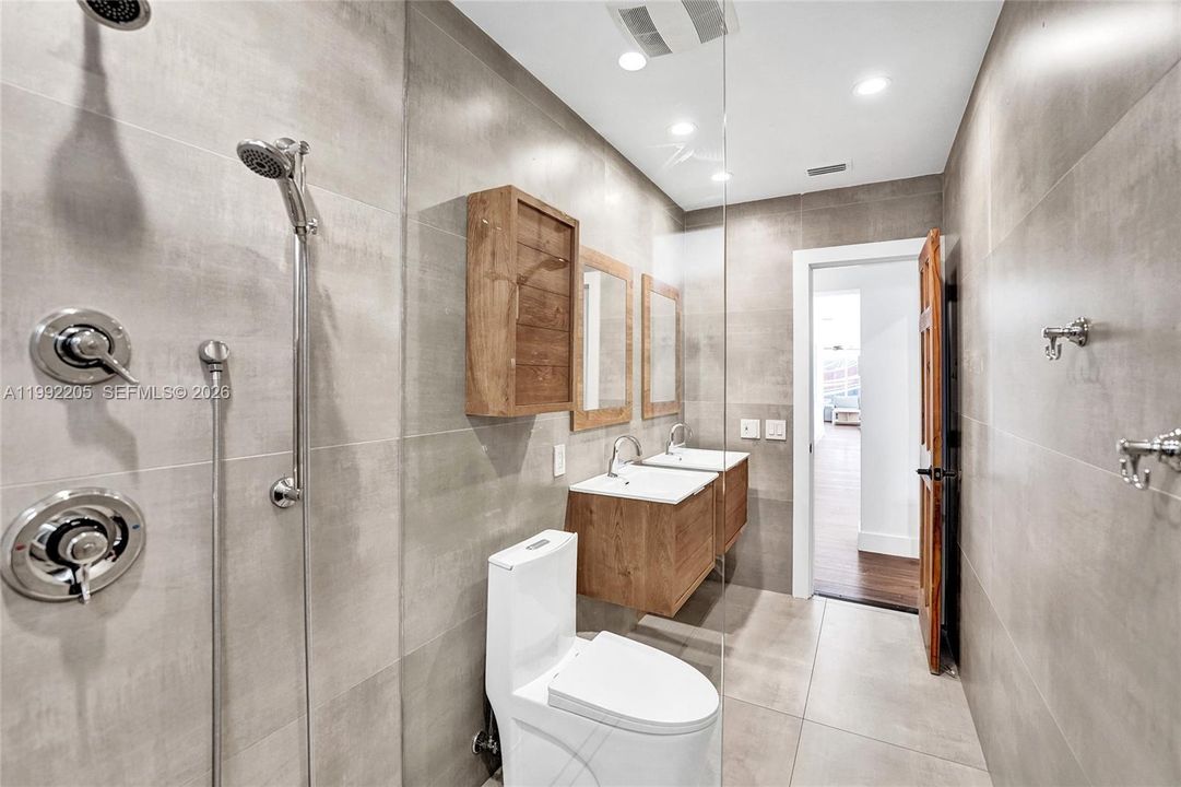 Vendido Recientemente: $1,690,000 (6 camas, 3 baños, 3405 Pies cuadrados)