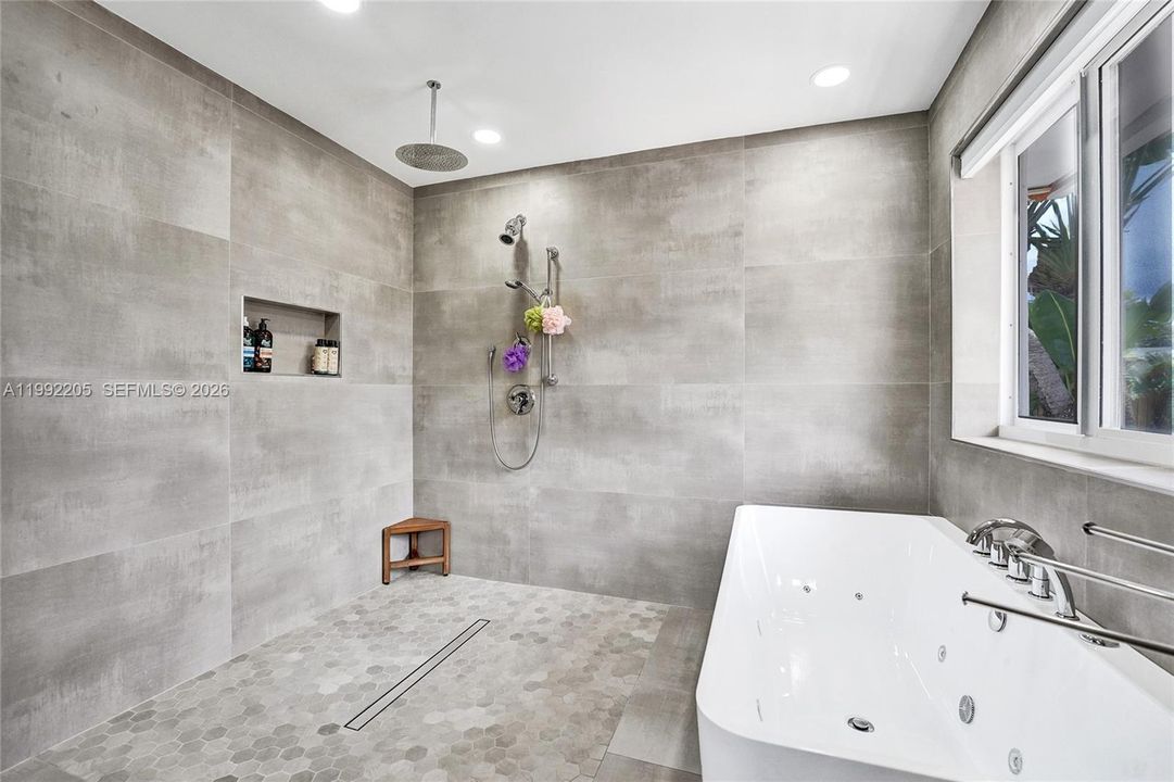 Vendido Recientemente: $1,690,000 (6 camas, 3 baños, 3405 Pies cuadrados)