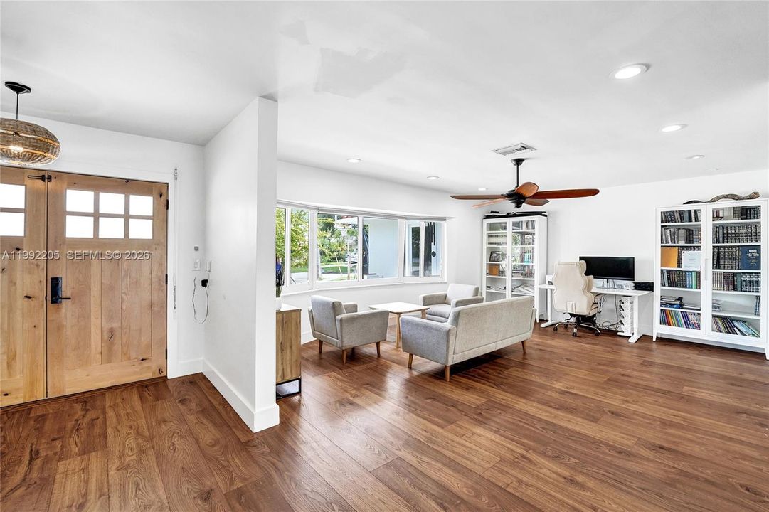 Vendido Recientemente: $1,690,000 (6 camas, 3 baños, 3405 Pies cuadrados)