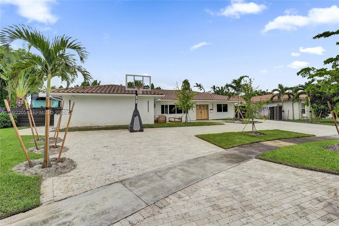 Vendido Recientemente: $1,690,000 (6 camas, 3 baños, 3405 Pies cuadrados)