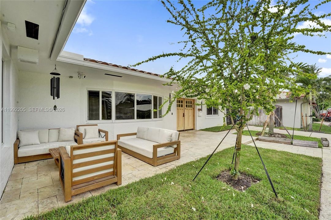 Vendido Recientemente: $1,690,000 (6 camas, 3 baños, 3405 Pies cuadrados)