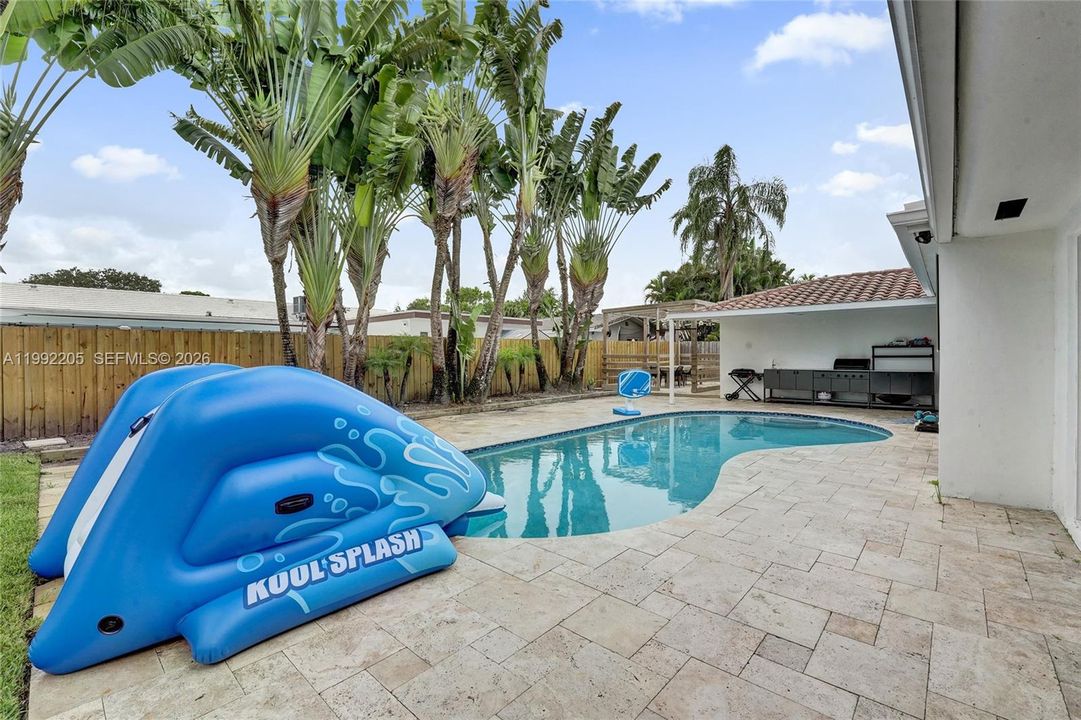 Vendido Recientemente: $1,690,000 (6 camas, 3 baños, 3405 Pies cuadrados)