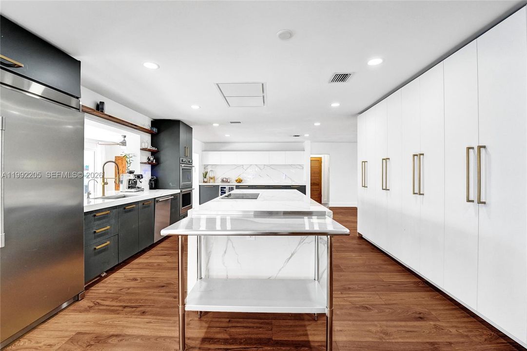 Vendido Recientemente: $1,690,000 (6 camas, 3 baños, 3405 Pies cuadrados)