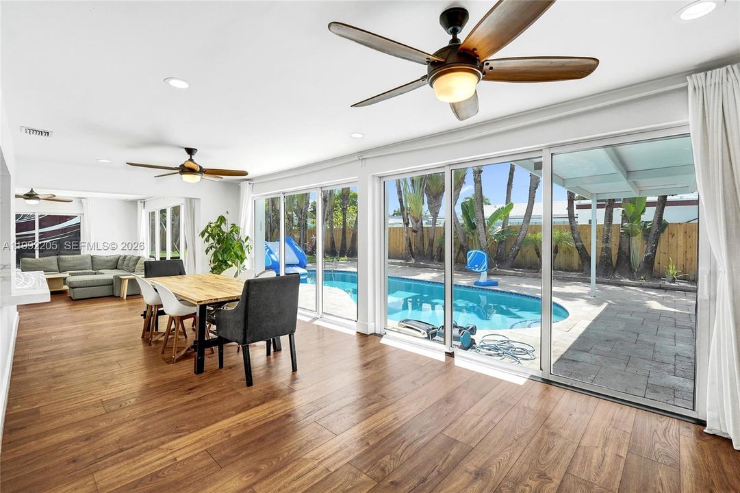 Vendido Recientemente: $1,690,000 (6 camas, 3 baños, 3405 Pies cuadrados)