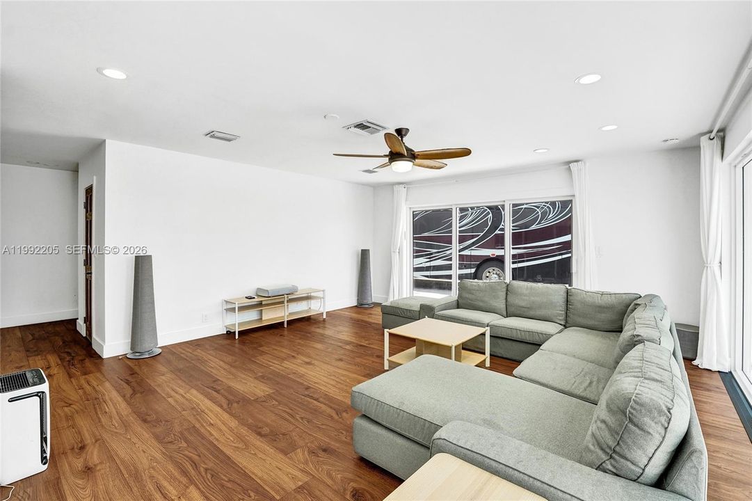 Vendido Recientemente: $1,690,000 (6 camas, 3 baños, 3405 Pies cuadrados)