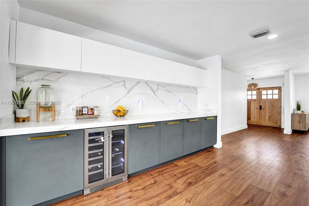 Vendido Recientemente: $1,690,000 (6 camas, 3 baños, 3405 Pies cuadrados)