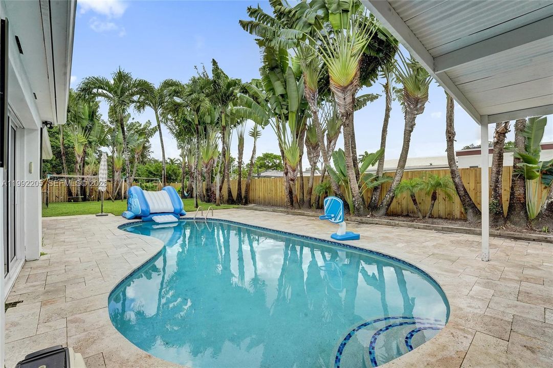 Vendido Recientemente: $1,690,000 (6 camas, 3 baños, 3405 Pies cuadrados)