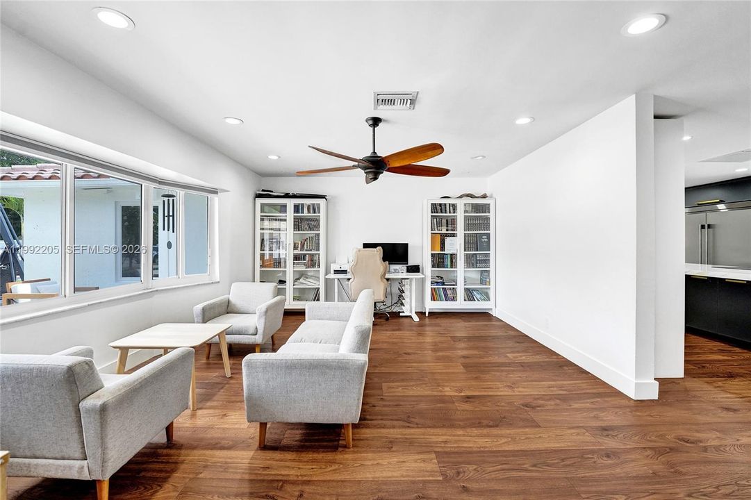Vendido Recientemente: $1,690,000 (6 camas, 3 baños, 3405 Pies cuadrados)