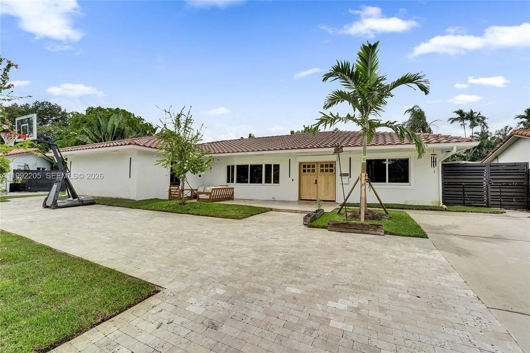 Vendido Recientemente: $1,690,000 (6 camas, 3 baños, 3405 Pies cuadrados)