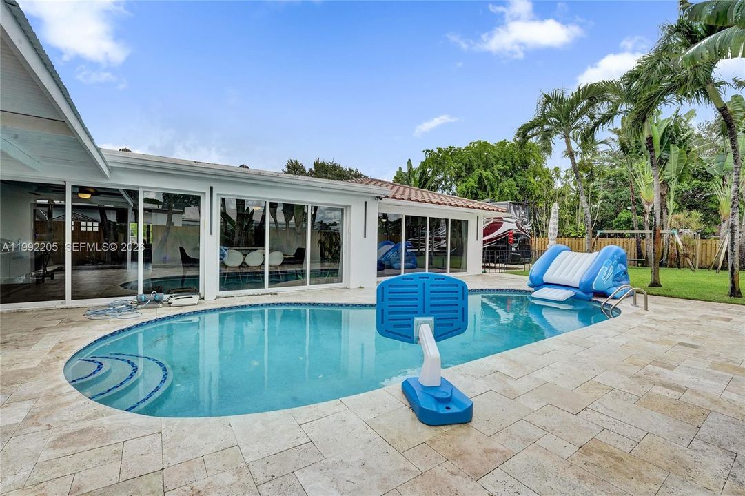 Vendido Recientemente: $1,690,000 (6 camas, 3 baños, 3405 Pies cuadrados)