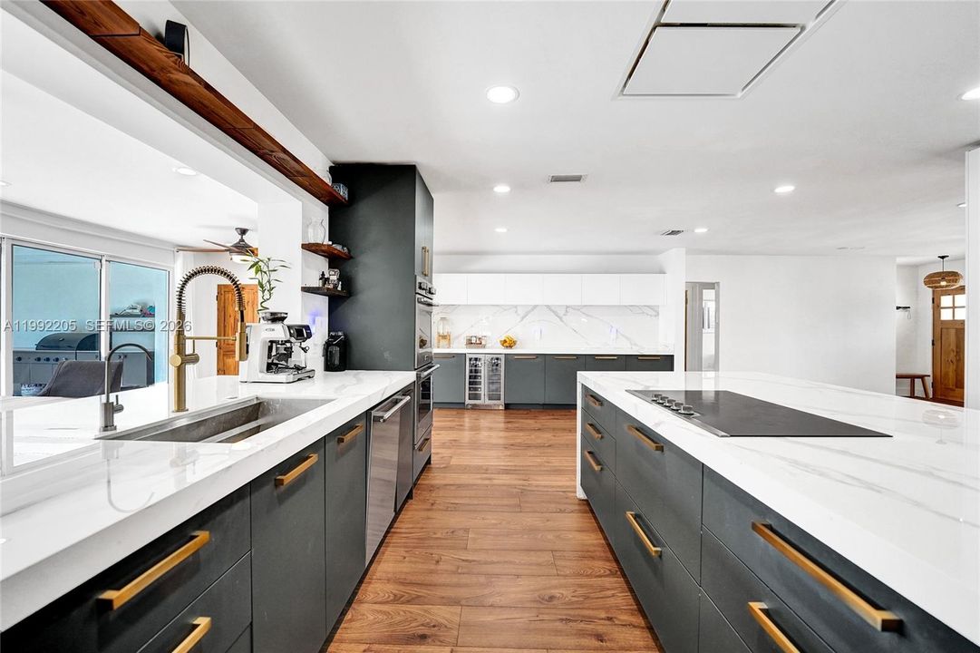 Vendido Recientemente: $1,690,000 (6 camas, 3 baños, 3405 Pies cuadrados)