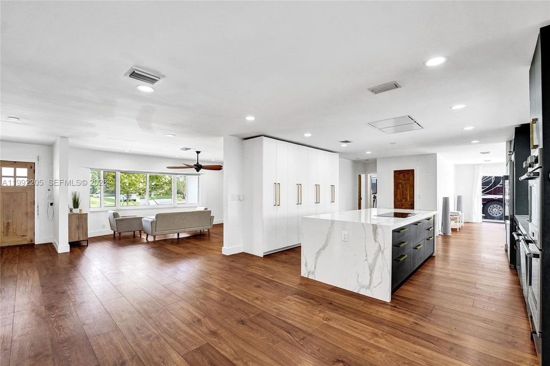 Vendido Recientemente: $1,690,000 (6 camas, 3 baños, 3405 Pies cuadrados)