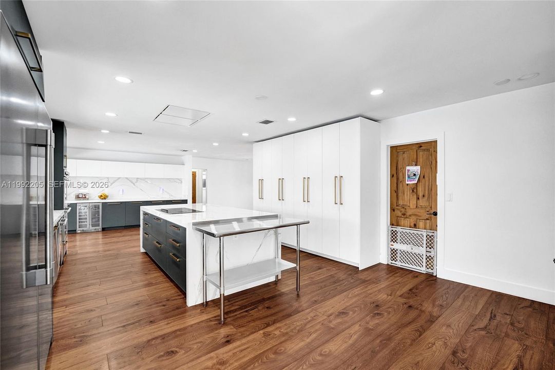 Vendido Recientemente: $1,690,000 (6 camas, 3 baños, 3405 Pies cuadrados)