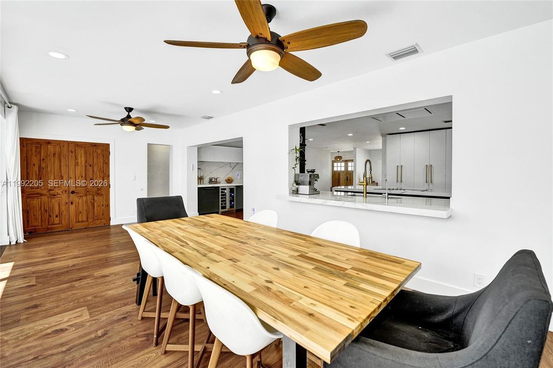 Vendido Recientemente: $1,690,000 (6 camas, 3 baños, 3405 Pies cuadrados)