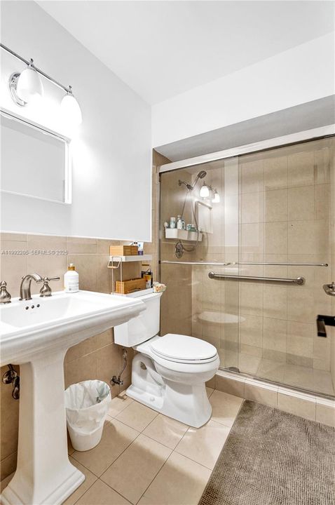Vendido Recientemente: $1,690,000 (6 camas, 3 baños, 3405 Pies cuadrados)