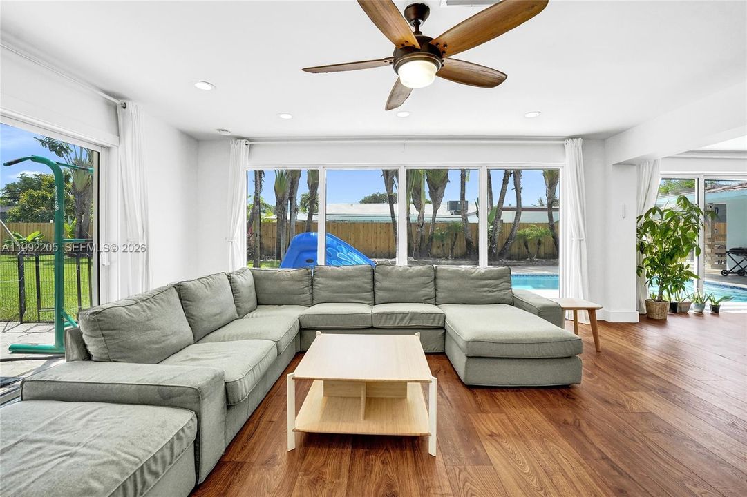 Vendido Recientemente: $1,690,000 (6 camas, 3 baños, 3405 Pies cuadrados)