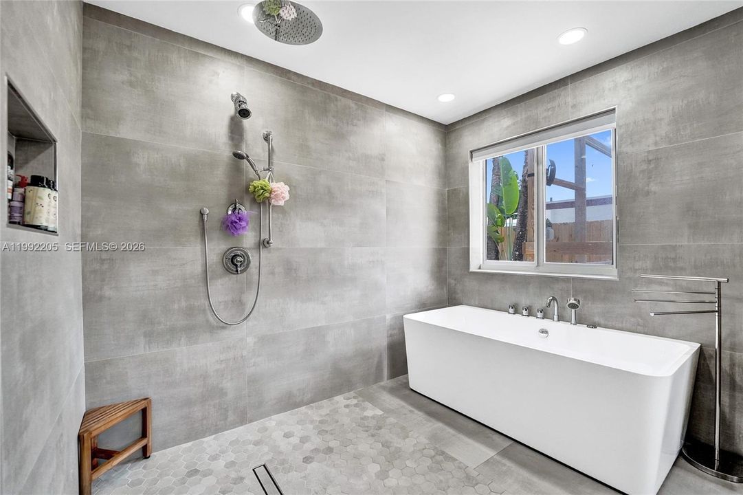 Vendido Recientemente: $1,690,000 (6 camas, 3 baños, 3405 Pies cuadrados)
