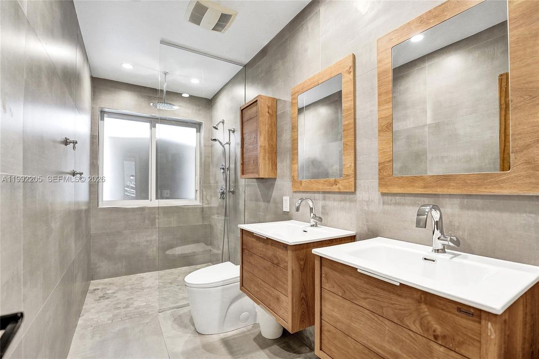 Vendido Recientemente: $1,690,000 (6 camas, 3 baños, 3405 Pies cuadrados)