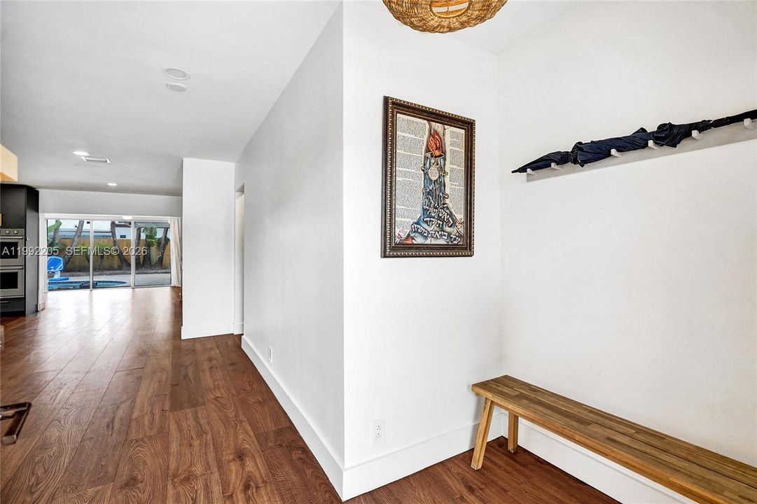 Vendido Recientemente: $1,690,000 (6 camas, 3 baños, 3405 Pies cuadrados)