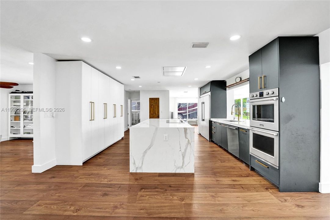 Vendido Recientemente: $1,690,000 (6 camas, 3 baños, 3405 Pies cuadrados)