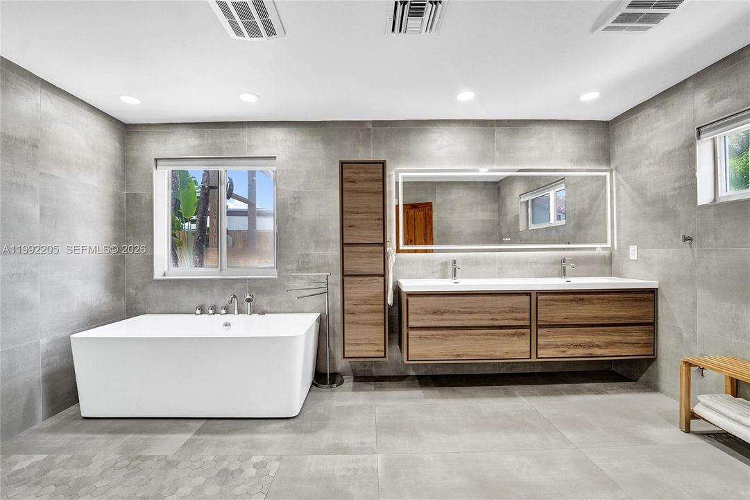 Vendido Recientemente: $1,690,000 (6 camas, 3 baños, 3405 Pies cuadrados)