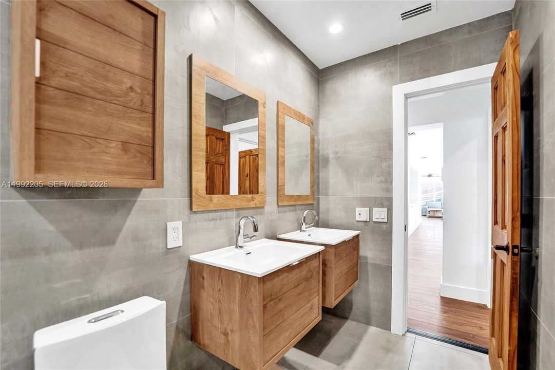 Vendido Recientemente: $1,690,000 (6 camas, 3 baños, 3405 Pies cuadrados)
