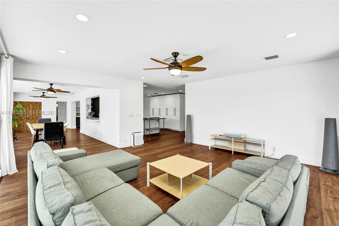 Vendido Recientemente: $1,690,000 (6 camas, 3 baños, 3405 Pies cuadrados)