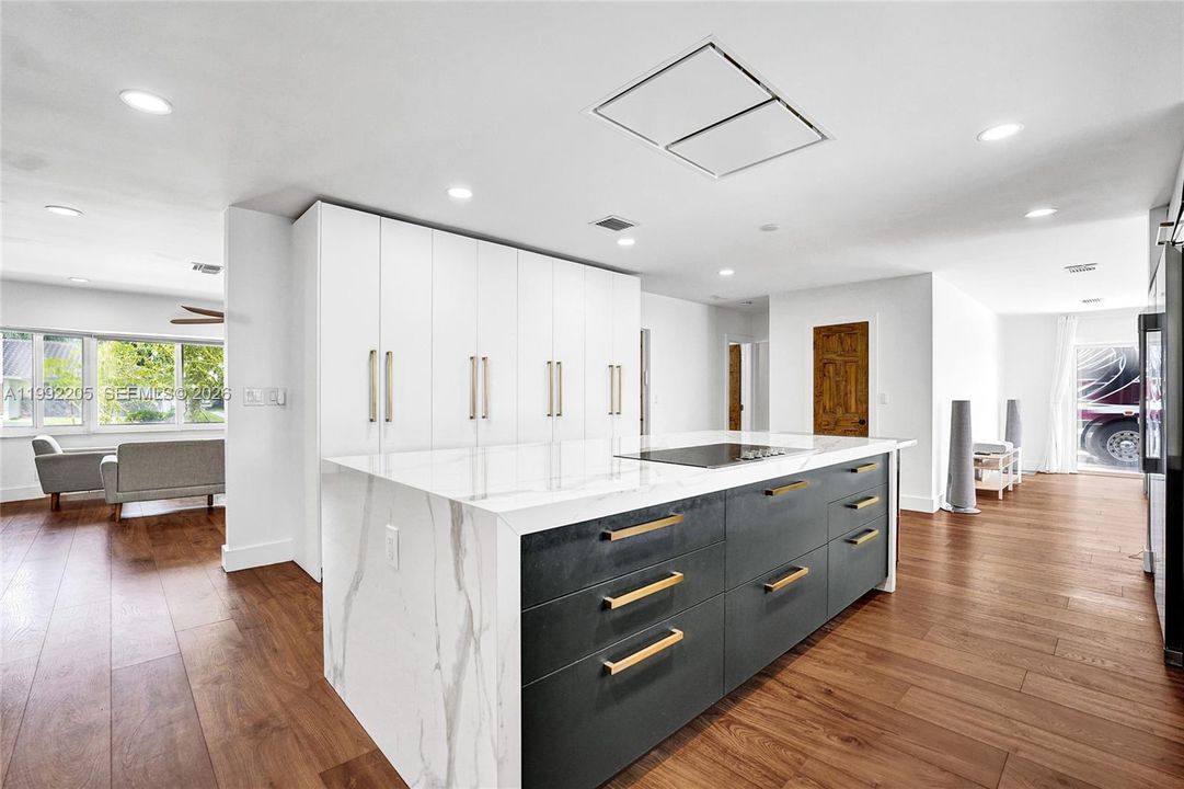 Vendido Recientemente: $1,690,000 (6 camas, 3 baños, 3405 Pies cuadrados)
