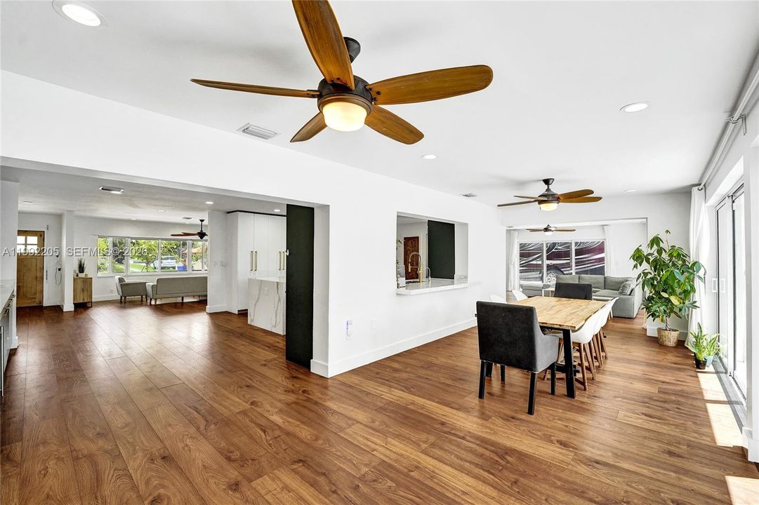 Vendido Recientemente: $1,690,000 (6 camas, 3 baños, 3405 Pies cuadrados)