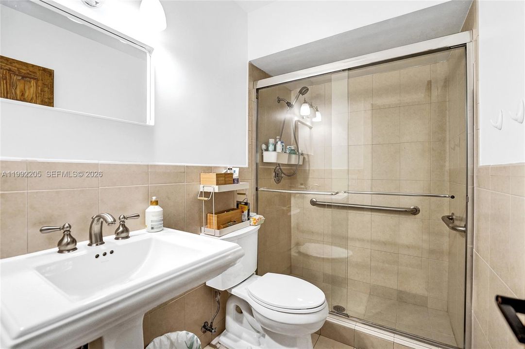 Vendido Recientemente: $1,690,000 (6 camas, 3 baños, 3405 Pies cuadrados)