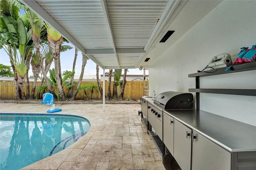 Vendido Recientemente: $1,690,000 (6 camas, 3 baños, 3405 Pies cuadrados)