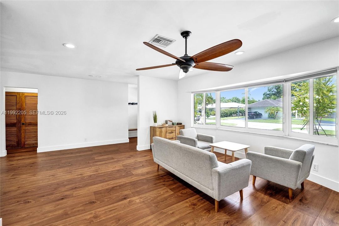 Vendido Recientemente: $1,690,000 (6 camas, 3 baños, 3405 Pies cuadrados)