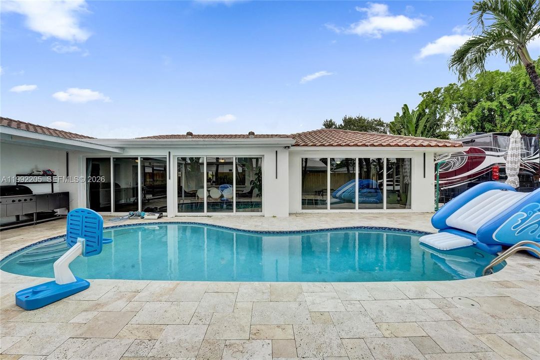 Vendido Recientemente: $1,690,000 (6 camas, 3 baños, 3405 Pies cuadrados)