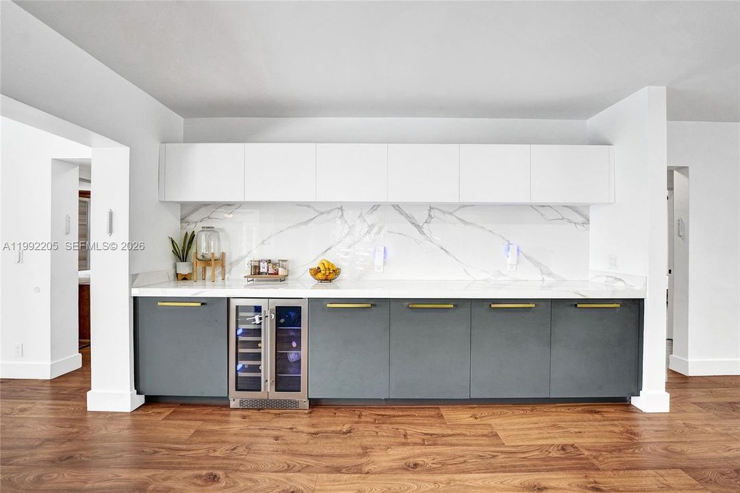 Vendido Recientemente: $1,690,000 (6 camas, 3 baños, 3405 Pies cuadrados)